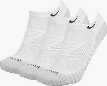 Regular Chaussettes de sport 'Everyday' NIKE en blanc : devant