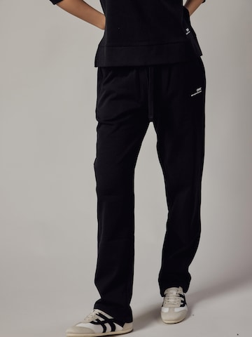 Pantalon 'Felpati Dritti' OWN Off With Nature en noir