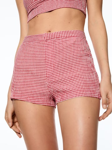 Pull&Bear Regular Shorts in Rot