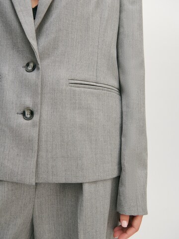 Blazer 'Caya' di ABOUT YOU x Marie von Behrens in grigio