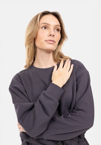 Suri Frey Sweatshirt mit Kordelzug ' Freyday ' in Grau