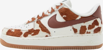 Baskets basses 'AIR FORCE 1 '07'' Nike Sportswear en marron : devant