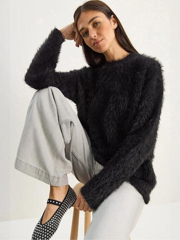 Bianco Lucci Sweater in Black
