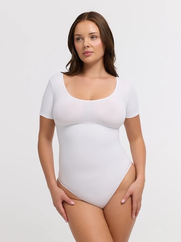 Body modellante 'Tshirt Sculpting Bodysuit with String' di cfab in bianco