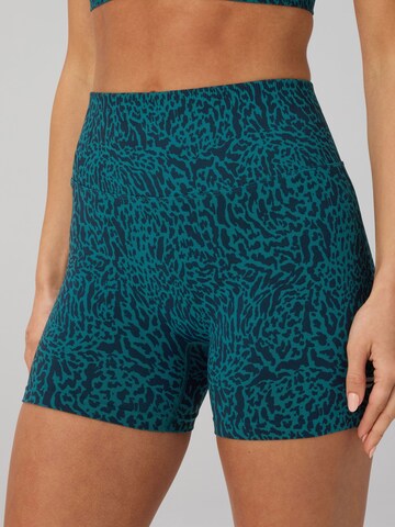 Fabletics Regular Shorts 'SEAMLESS SCRUNCH SHORT 4"` in Grün: Vorderseite