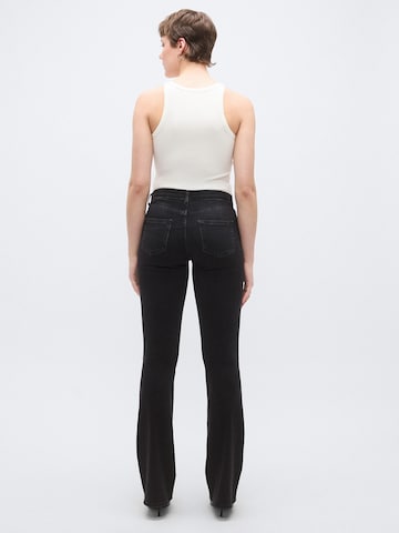 Only Tall Levenevä Farkut 'ONLBLUSH' värissä musta