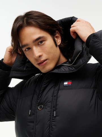 juoda Tommy Jeans Demisezoninė parka