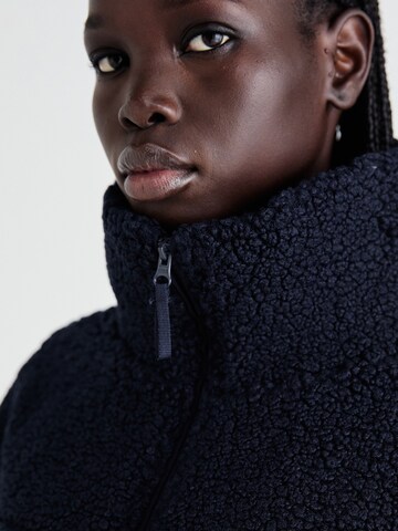 Gina Tricot Флисовая куртка 'Pile' в Синий