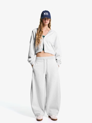 Bershka Jopa na zadrgo | siva barva: sprednja stran
