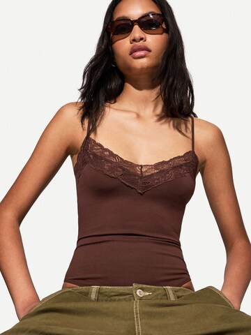 Tricou body de la Bershka pe maro: față