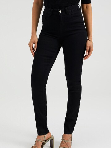 WE Fashion Skinny Jeans in Zwart: voorkant