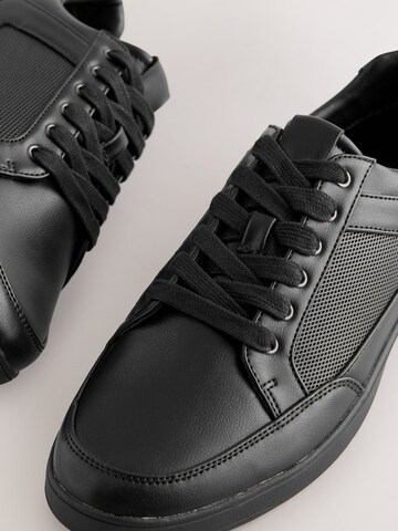 Next Platform trainers in Black