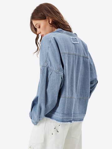 Imily Bela - Blusa en azul: atrás