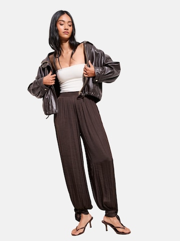 Tapered Pantaloni 'Tie Balloon' di Friends Like These in marrone: frontale