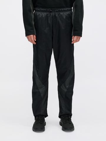 Nike Sportswear Regular Панталон 'SHOX' в черно: отпред