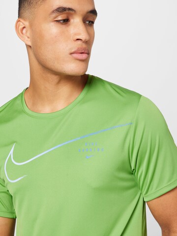 T-Shirt fonctionnel 'Miler' NIKE en vert
