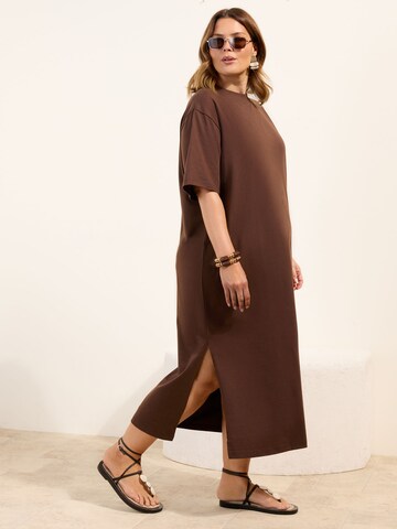 Robe Friends Like These en marron