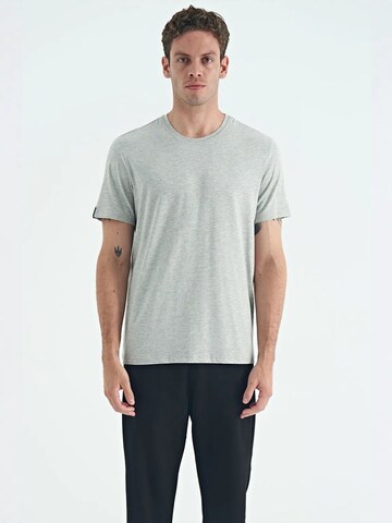 Tommy Life T-Shirts in Grau: Vorderseite