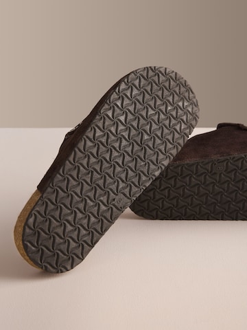 Next Huisschoen in Bruin