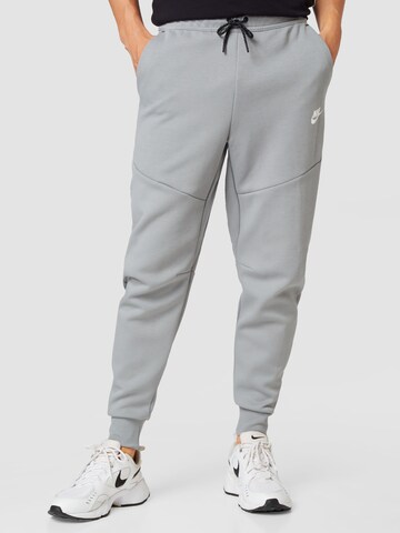Tapered Pantaloni de la Nike Sportswear pe gri: față