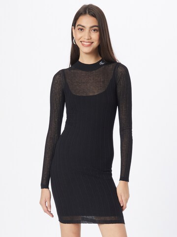 Rochie de la Calvin Klein Jeans pe negru: față