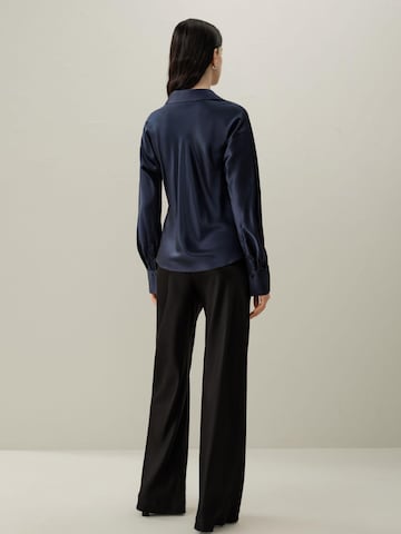 Lilysilk Blouse 'LILYSILK Seidenhemd im Schrägschnitt' in Blauw