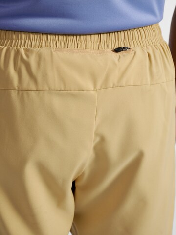 Regular Pantalon de sport Newline en marron