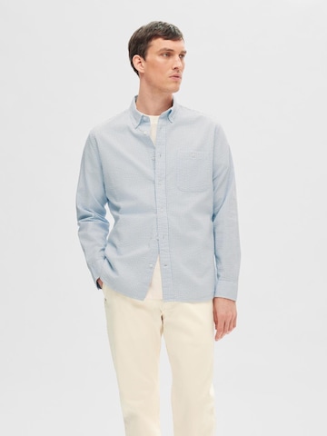 Coupe regular Chemise 'REIL' SELECTED HOMME en bleu : devant