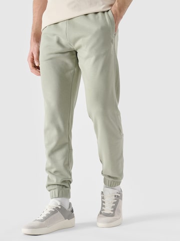Tapered Pantaloni sportivi di 4F in verde: frontale