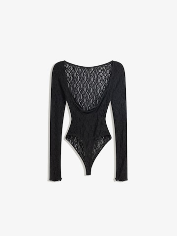 Tricou body de la Bershka pe negru