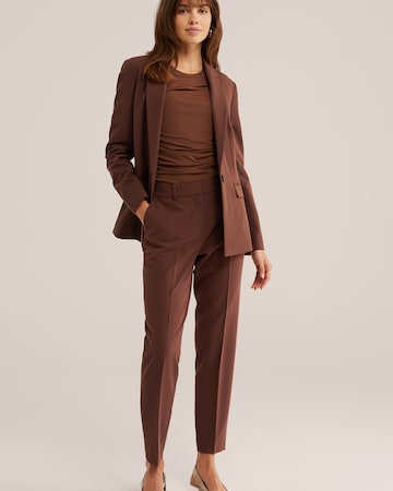 WE Fashion - Tapered Calças com vincos em castanho