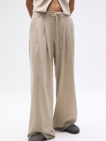 Pull&Bear Wide leg Pleat-front trousers in Grey: front