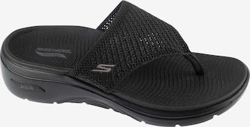 SKECHERS Teenslipper 'Skechers Go Walk Arch Fit 2.0 Sandal - Carrie' in Zwart: voorkant