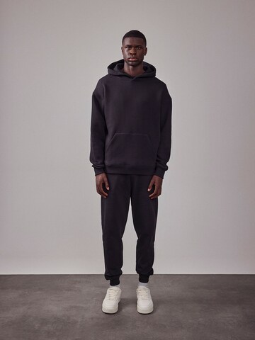 DAN FOX APPAREL Mikina 'Essential Patrick' - Čierna