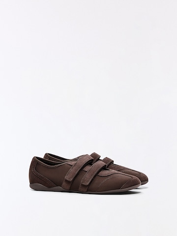 Bershka Sneakers laag in Bruin