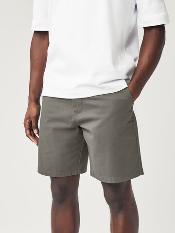 regular Pantaloni chino di Next in grigio: frontale