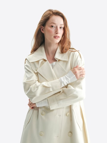 TorWeit Between-Seasons Coat 'Long Trench Coat' in White