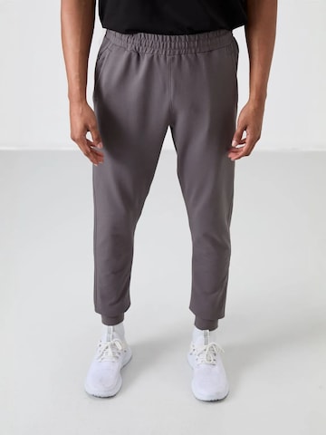 Tommy Life - Tapered Calças de desporto em cinzento: frente