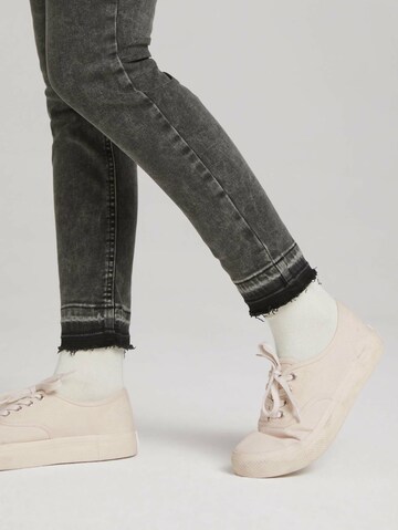 TOM TAILOR DENIM Skinny Jeans 'Nela' in Grijs