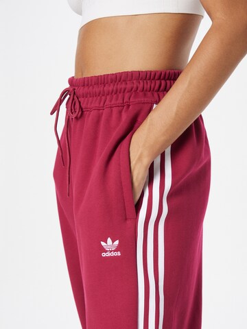 ADIDAS ORIGINALS Tapered Broek 'Adicolor Classics Relaxed' in Rood