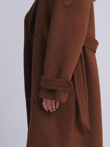 AEMMI Between-seasons coat in Brown