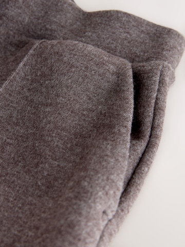 pilka Next Plačios klešnės Kelnės