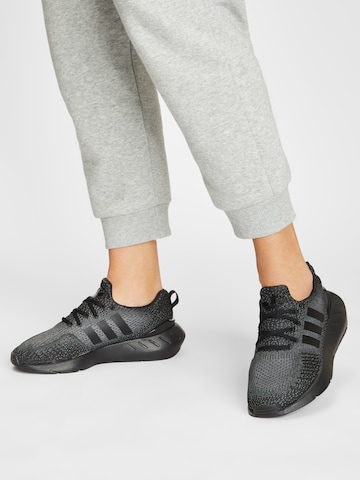 ADIDAS ORIGINALS Σνίκερ χαμηλό 'Swift Run 22' σε μαύρο