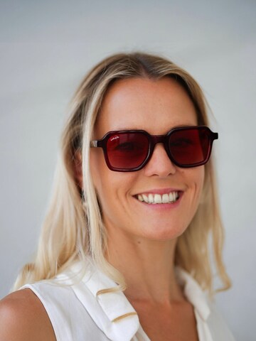 La Moda Me Zonnebril 'Viana' in Rood