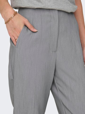 Effilé Pantalon à plis 'RAVEN LIFE' ONLY en gris