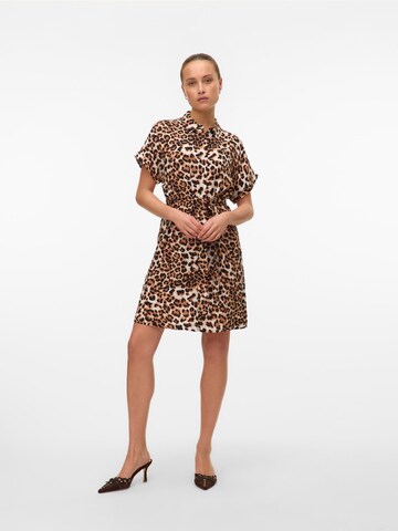 Robe-chemise 'VMEasy' VERO MODA en marron : devant