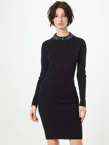 Rochie de la Calvin Klein Jeans pe negru: față