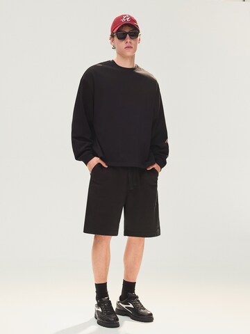 BershkaLoosefit Hlače - crna boja