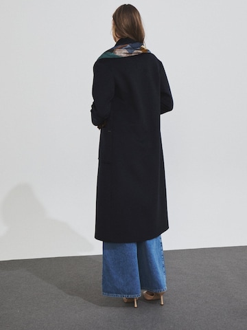 Manteau outdoor 'Long wrap-around coat with patch pockets' HANNIBAL LAGUNA COLLECTION en bleu
