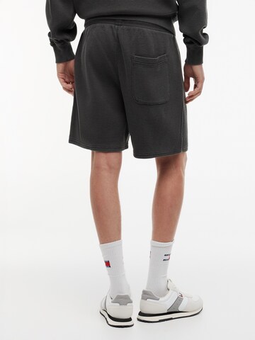 Tommy Jeans Regular Housut värissä musta